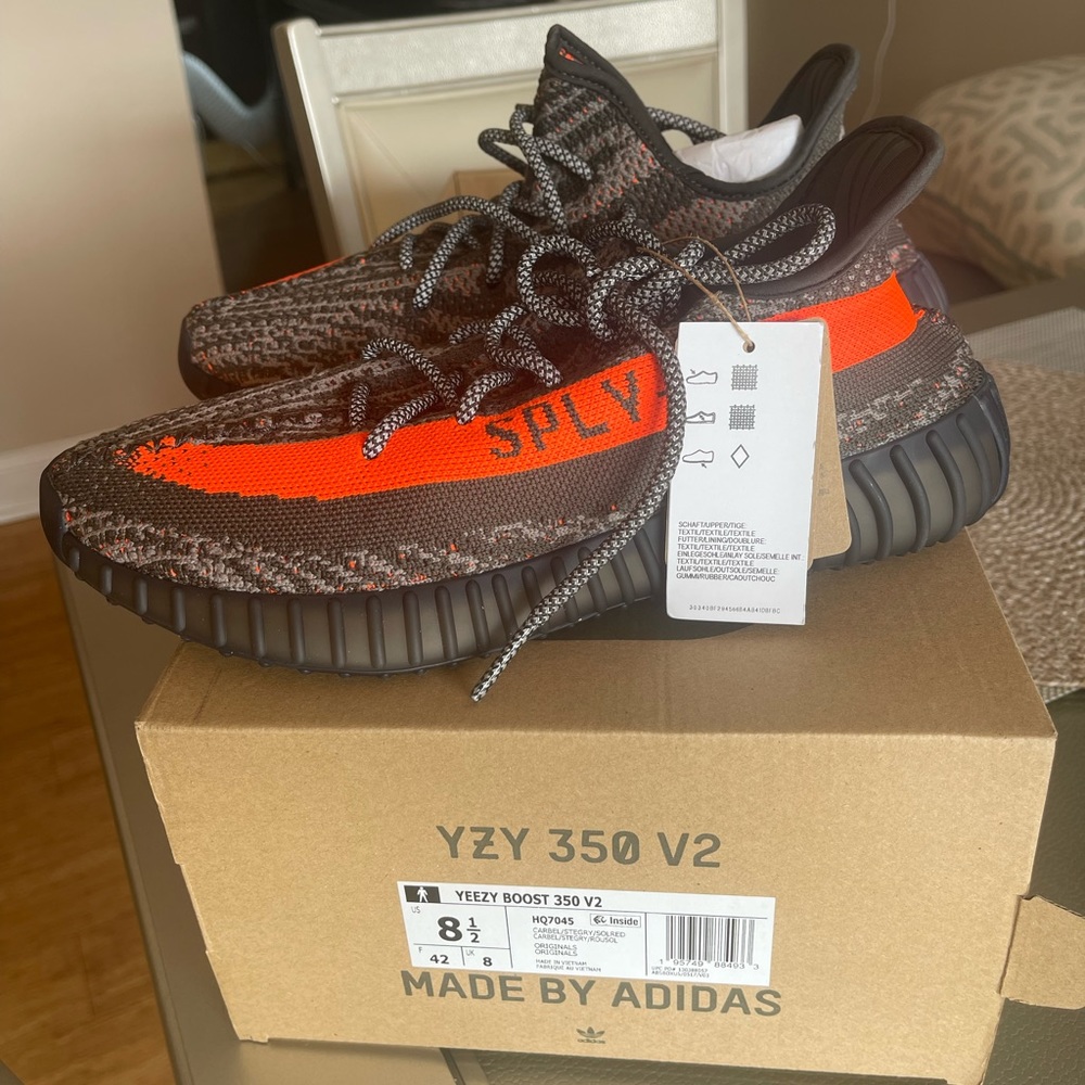 YEEZY SNEAKERS